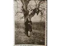 Βουλγαρία Παλαιά φωτογραφία φωτογραφίας - νεαρή γυναίκα σε έναν περίπατο...
