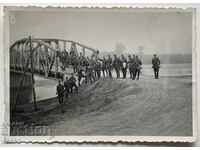 Luptători din Primul Război Mondial pe un pod