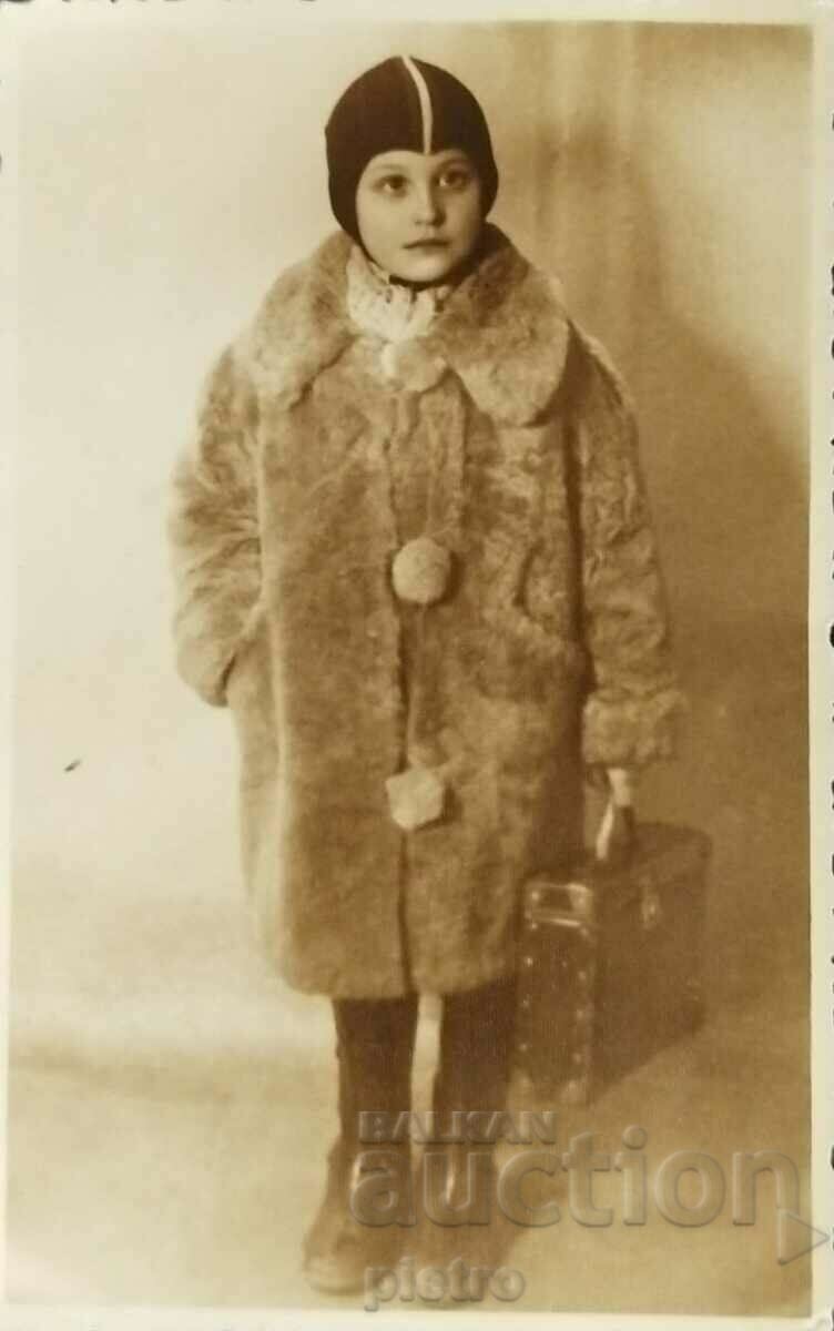 България Стара снимка -  Портрет на дете, облечено в зимно..
