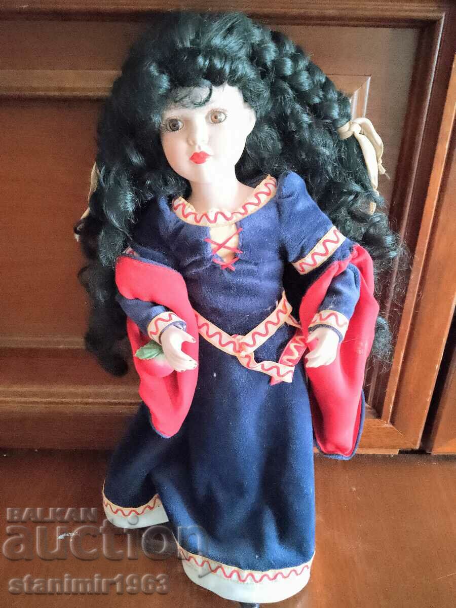 Колекционерска фигура, кукла от порцелан с стойка и печат