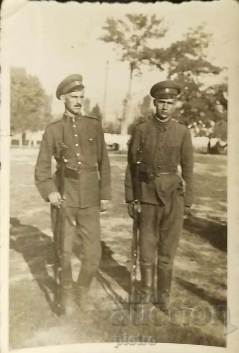 Bulgaria Fotografie veche cu doi soldați cu puști.