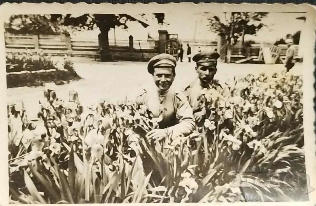 Bulgaria Fotografie veche cu doi soldați ghemuiți...