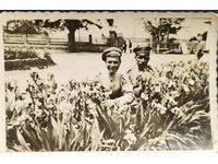 България Стара снимка фотография на двама войници, приклек..