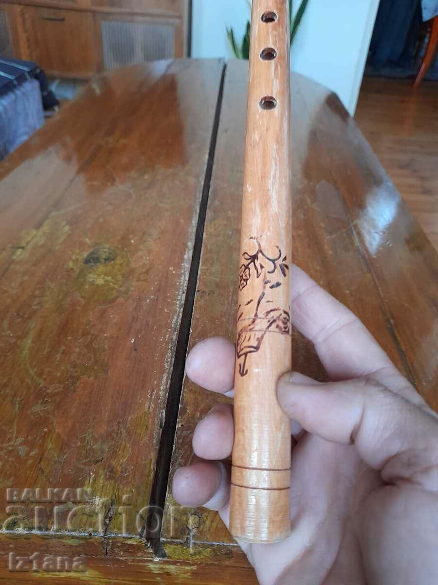 Auction Old rascal, duduk, whistle Auction Old rascal, duduk, whistle