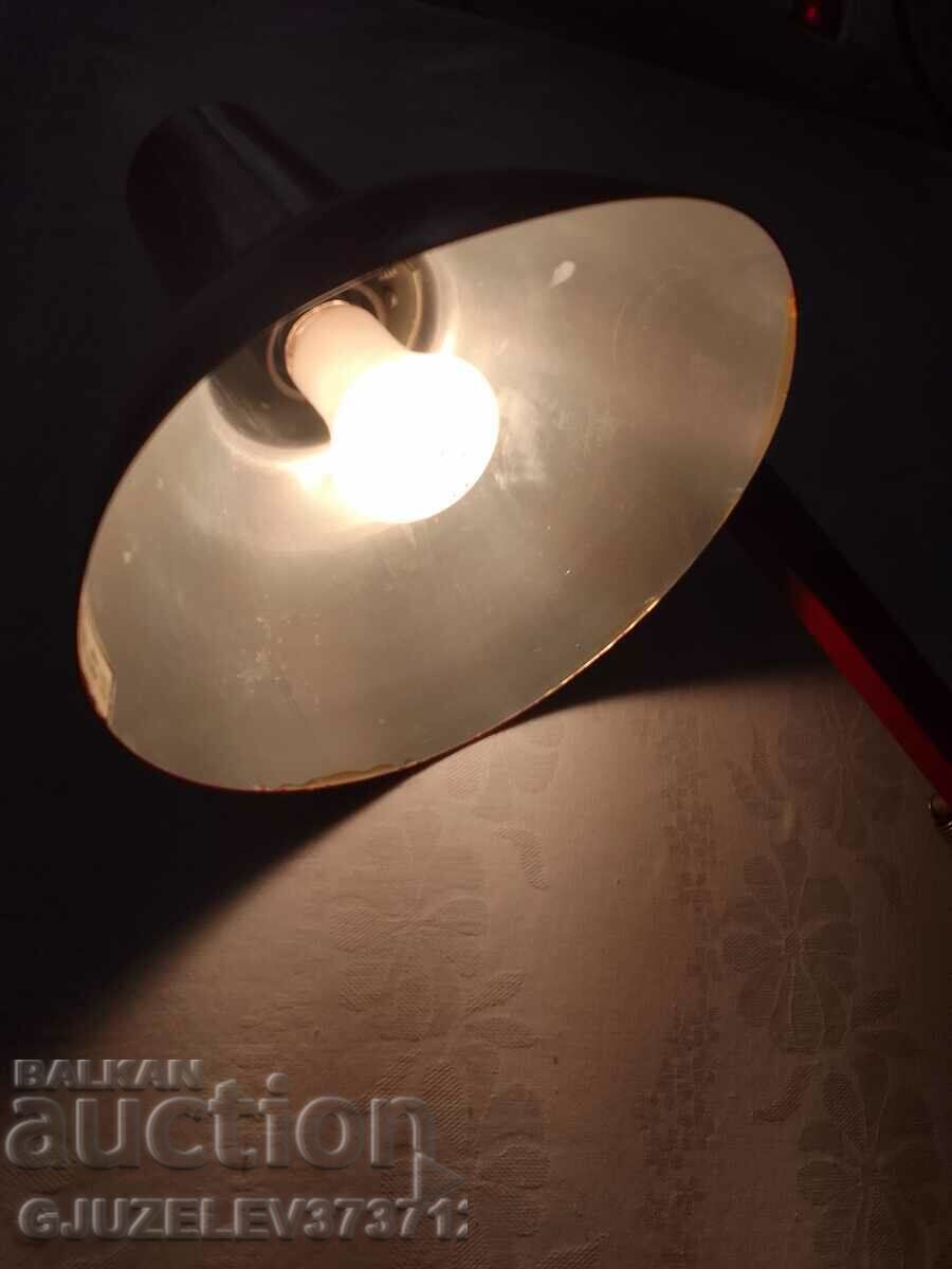 Подвижна настолна работна лампа с цена 55.00 лв. | € 28.12 Подвижна настолна работна лампа с цена 55.00 лв. | € 28.12