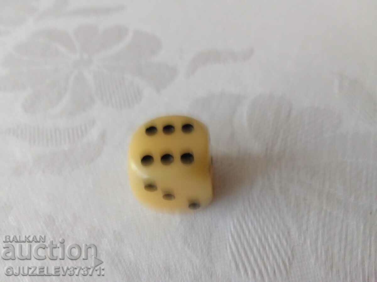 Old bakelite game dice 5 grams -2 cm with price 28.00 BGN | € 14.32 Old bakelite game dice 5 grams -2 cm with price 28.00 BGN | € 14.32