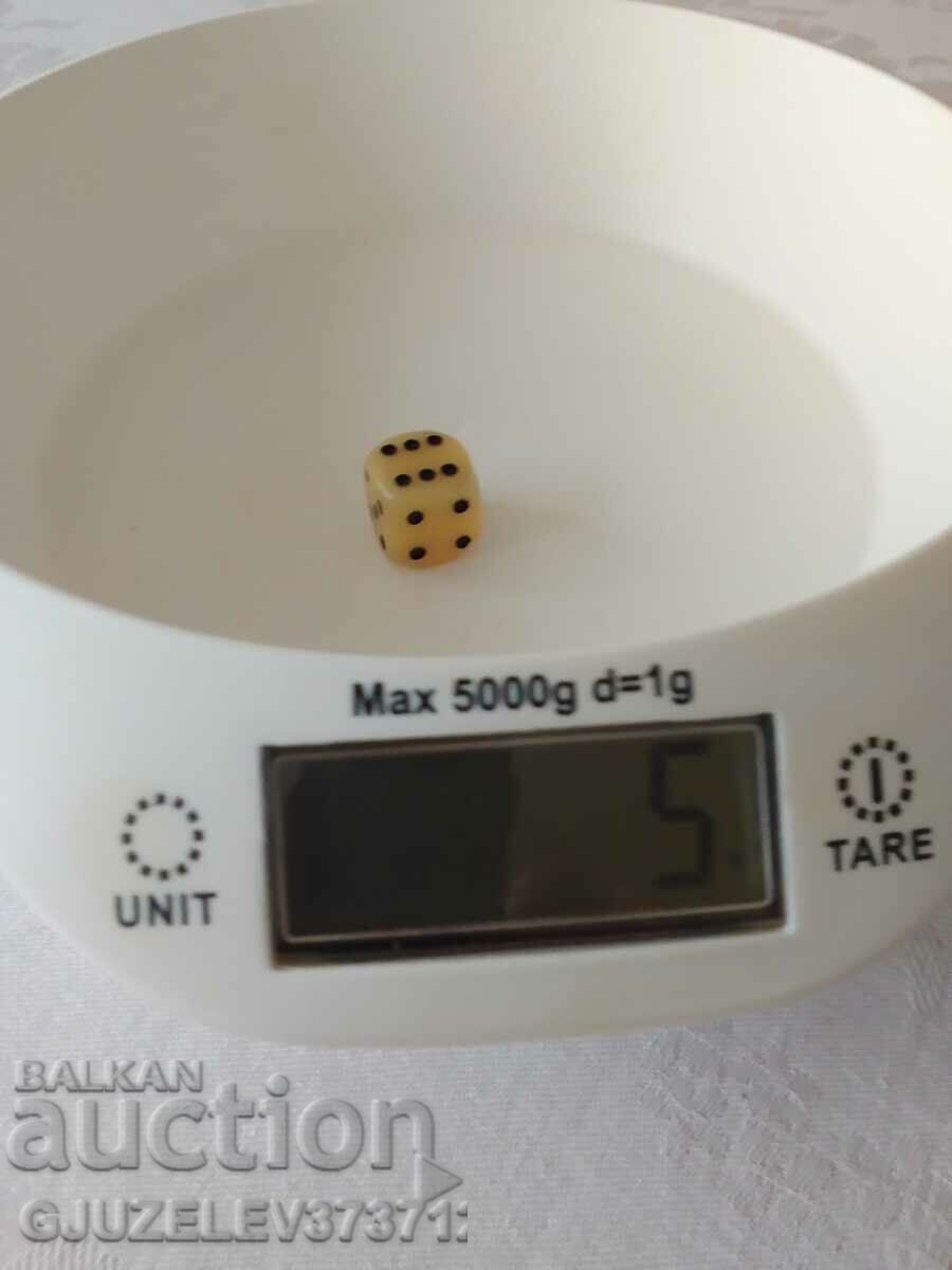 Auction Old bakelite game dice 5 grams -2 cm Auction Old bakelite game dice 5 grams -2 cm