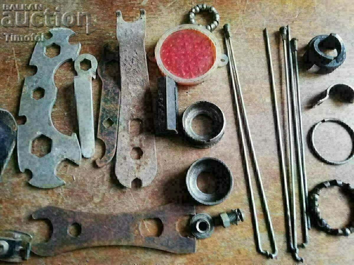 Auction Old bag, bike tools, bike. Auction Old bag, bike tools, bike.
