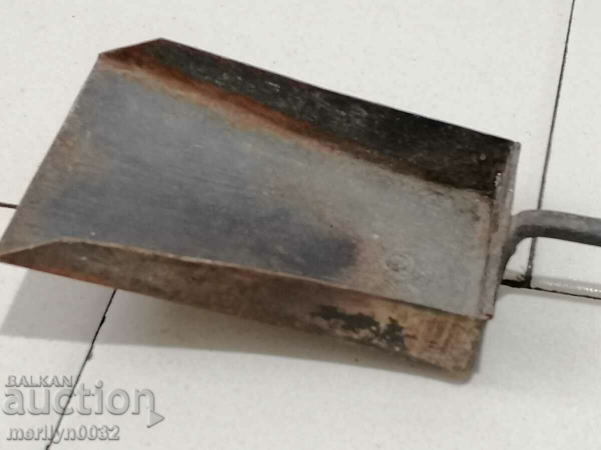 Livrarea Lopata veche de carbune, cazma, fier forjat Livrarea Lopata veche de carbune, cazma, fier forjat