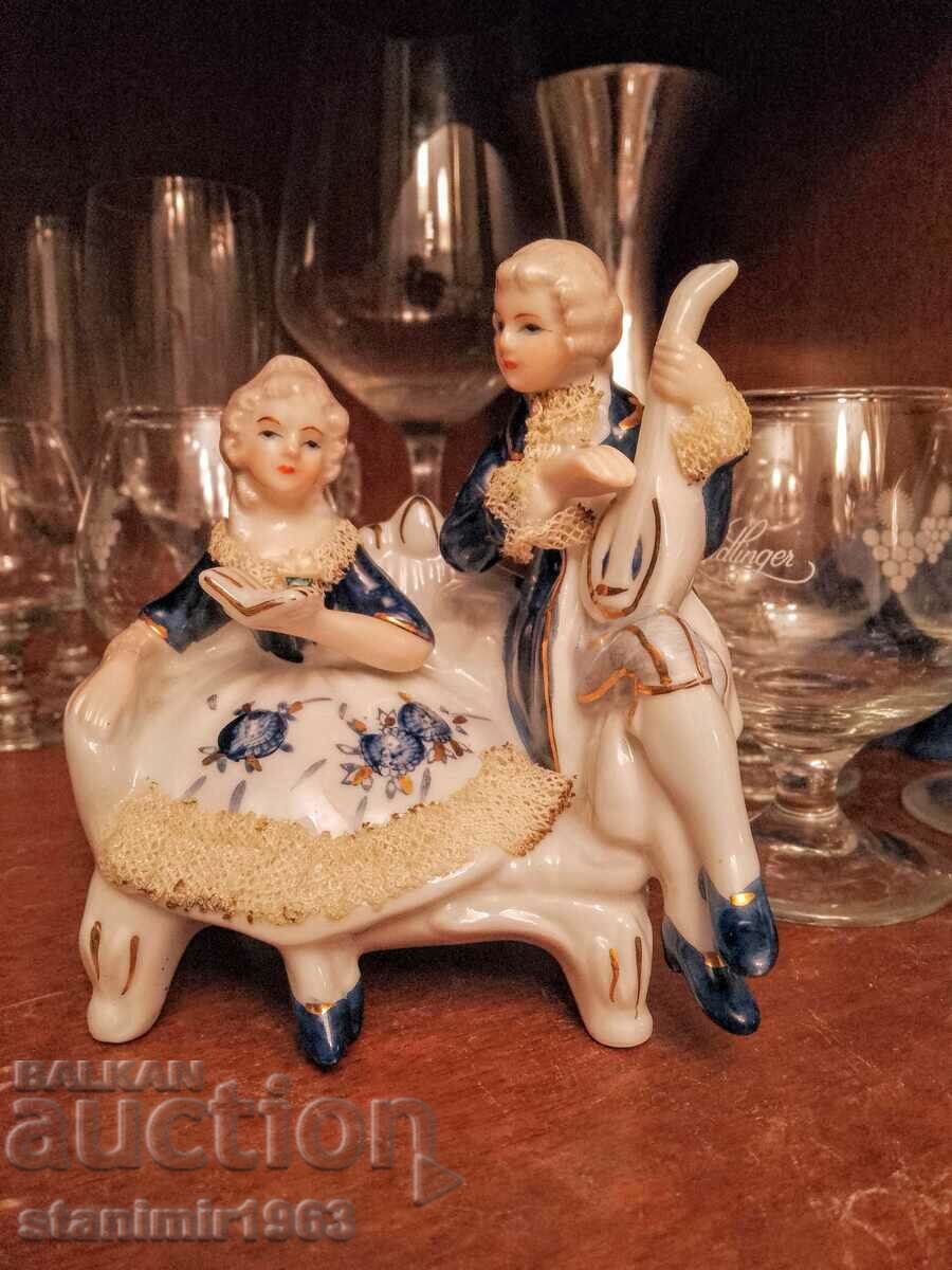 O frumoasă figură din porțelan german a unui cuplu îndrăgostit