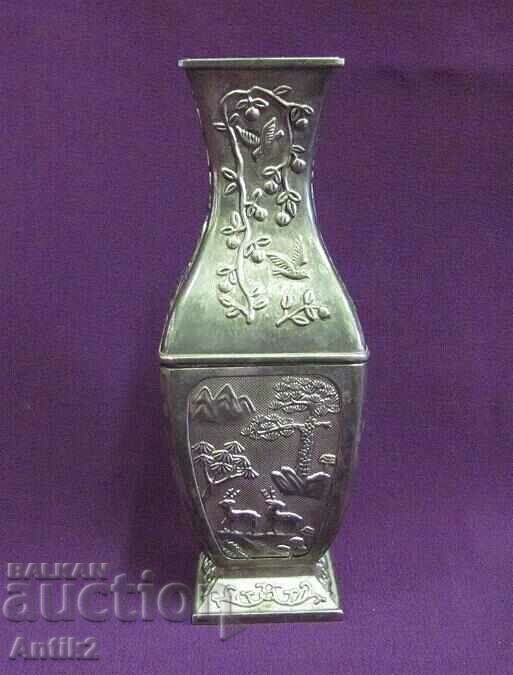 Vasă metalică antică cu preț 150.00 BGN | € 76.69