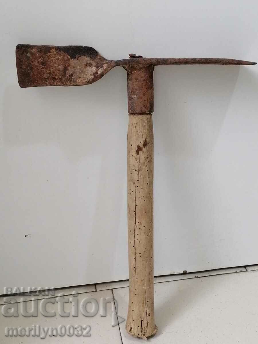 An old agricultural blade, turnip hoe, hoe, tin hoe - 5 An old agricultural blade, turnip hoe, hoe, tin hoe - 5