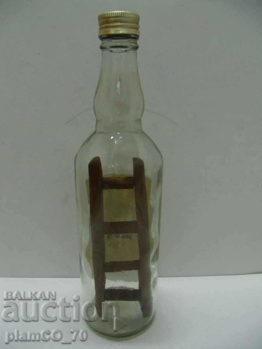 Nr.*7438 sticla veche de sticla - decorata cu o scara de lemn