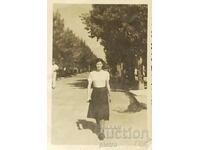 България Стара снимка фотография -  млада жена на разходка.