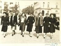 България Стара снимка фотография - група млади жени се раз..