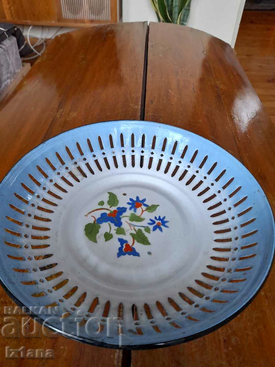 Old enamel plate, fruit bowl with price 27.00 BGN | € 13.80 Old enamel plate, fruit bowl with price 27.00 BGN | € 13.80