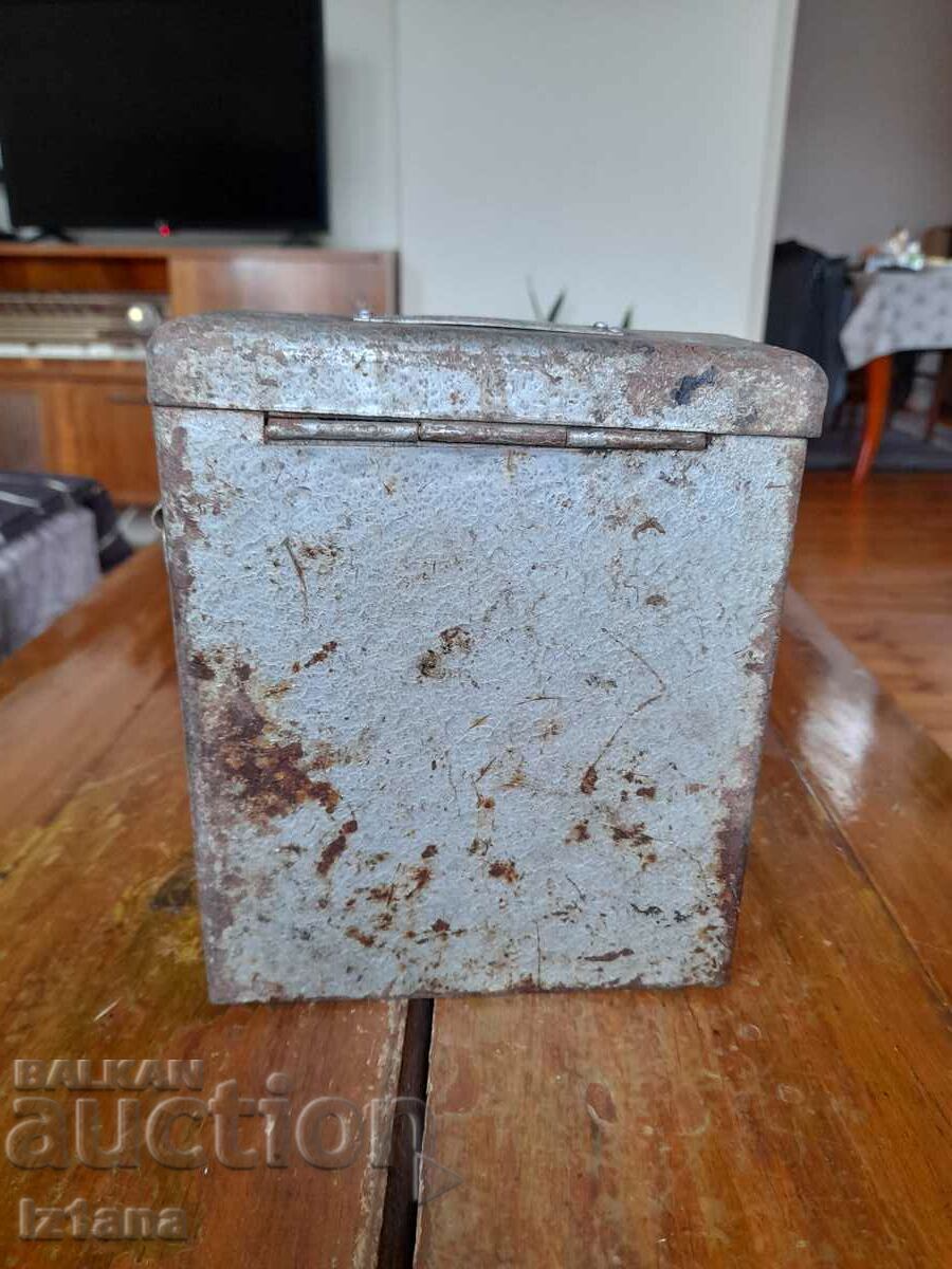 Auction Old battery box Auction Old battery box