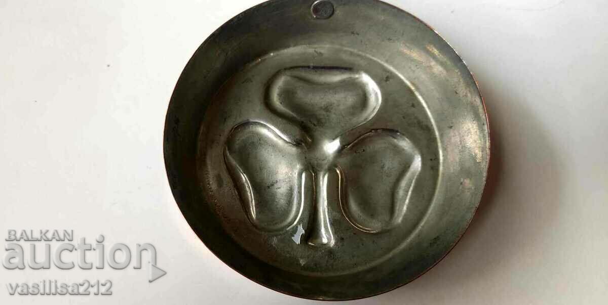 Auction A copper bowl Auction A copper bowl