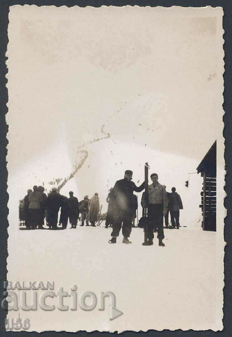 Снимка - Инсбрук 1933 - скиори - печат Бълг. Олимп. Комитет