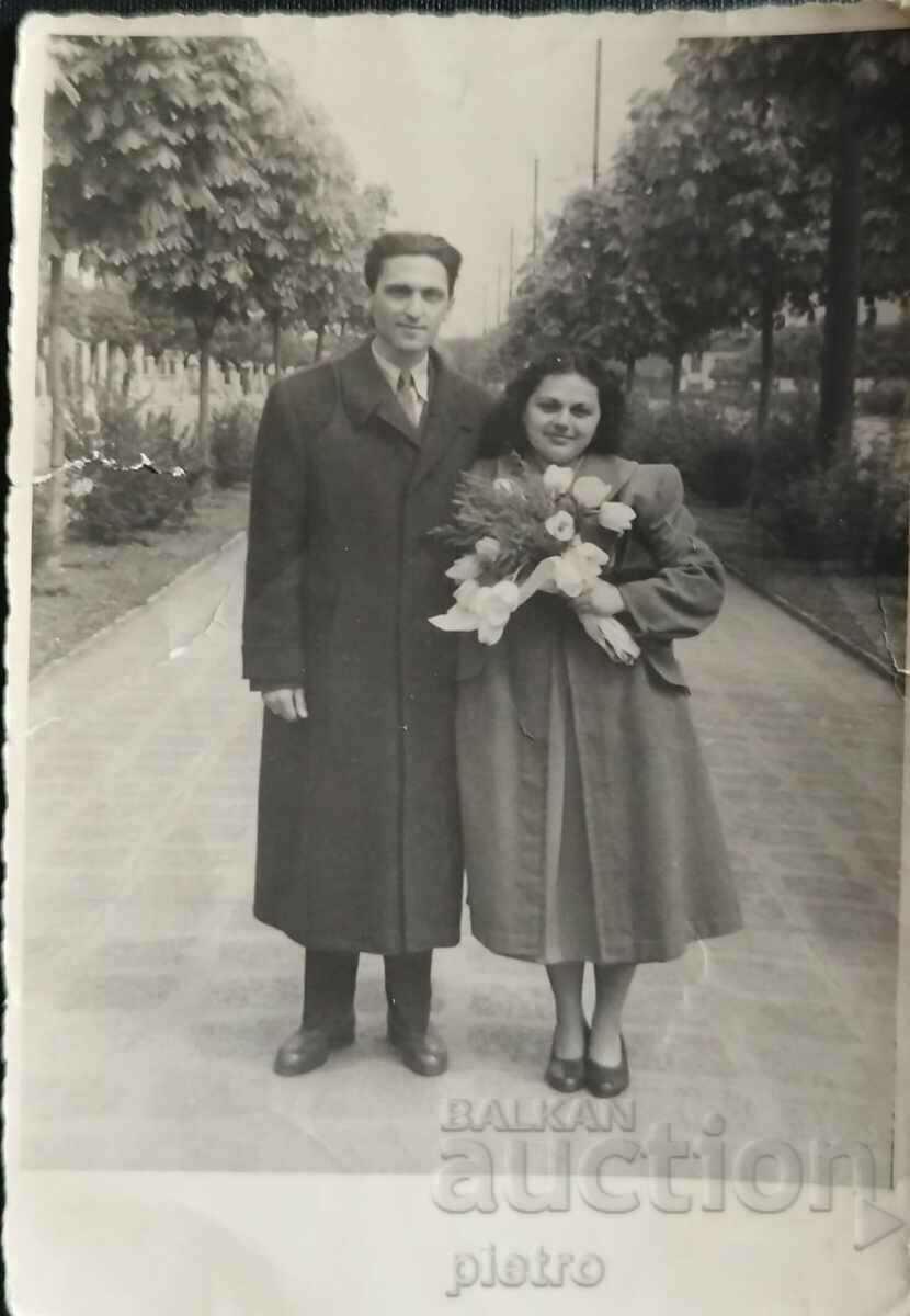 България Стара снимка фотография - семейна двойка в парка.