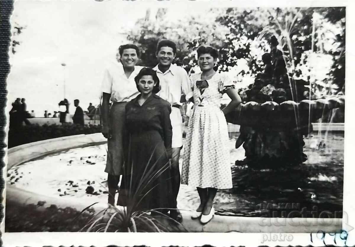 България Стара снимка 1949г. -  три млади девойки и един ...