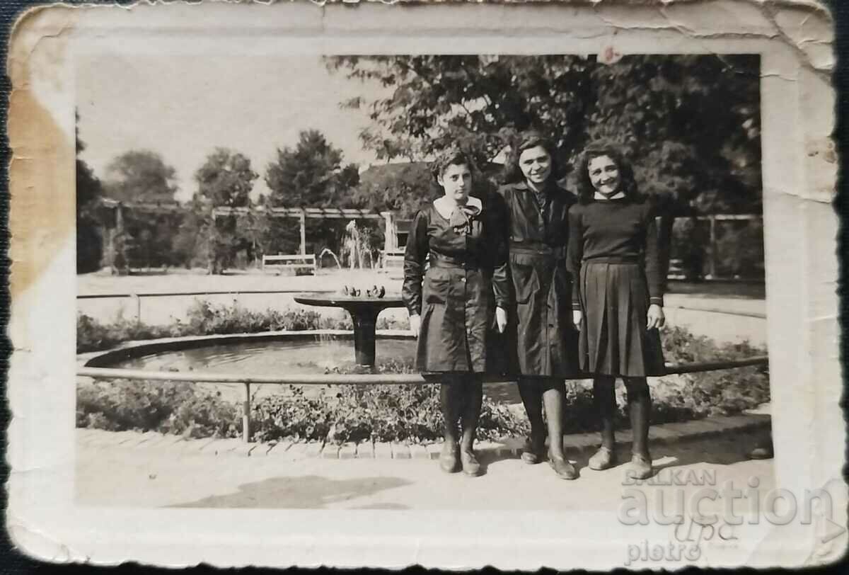 Царство България Стара снимка фотография на три млади моми..