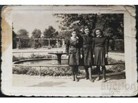 Царство България Стара снимка фотография на три млади моми..