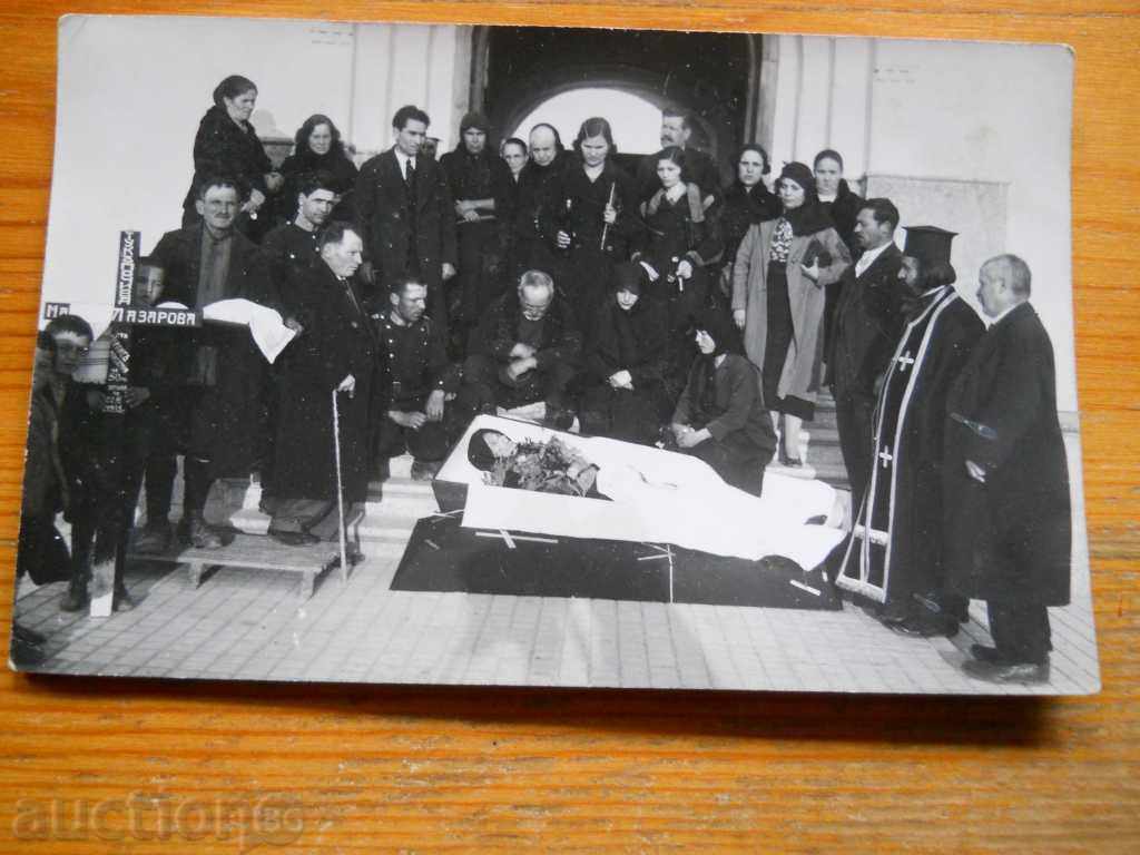 fotografie veche (preot care face slujba de înmormântare) 1935