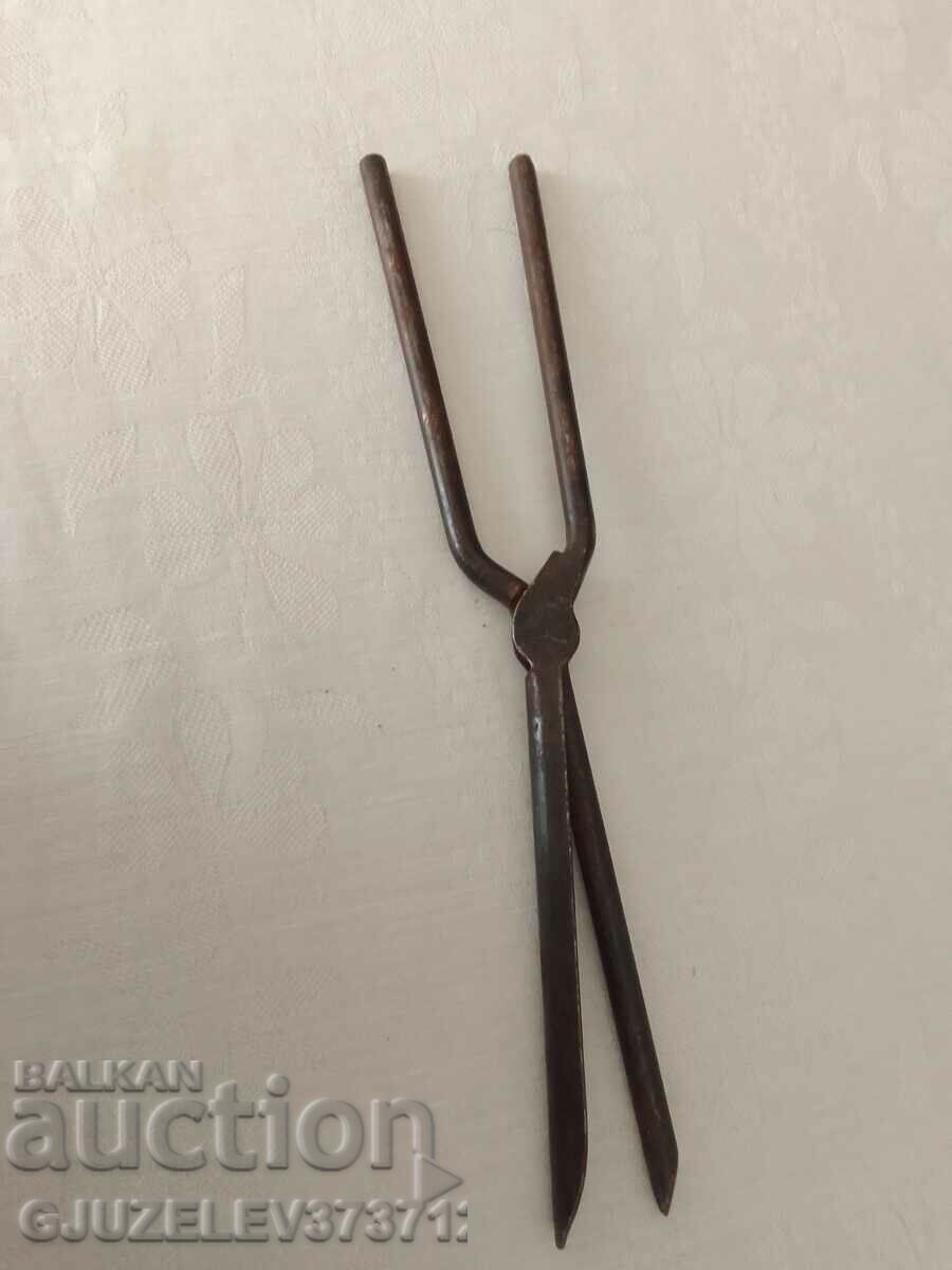 Old wig curler with price 40.00 BGN | € 20.45