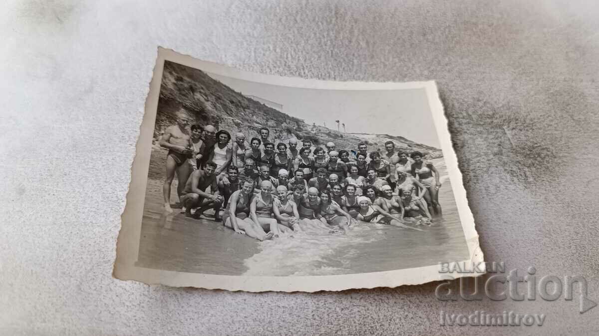 Foto Bărbați și femei pe plajă
