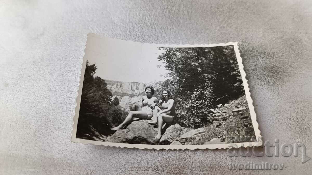 Fotografie Femeie și fată tânără stând pe stâncă