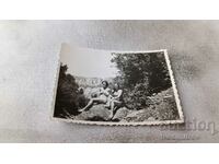 Φωτογραφία Γυναίκα και νεαρό κορίτσι που κάθονται στον βράχο