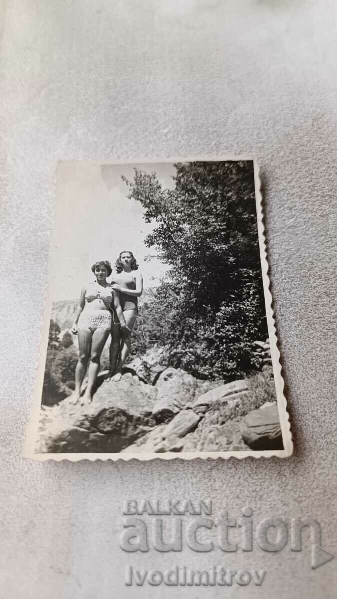 Foto Femeie și fată tânără pe stâncă