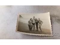 Φωτογραφία Δύο νεαροί άνδρες και δύο κορίτσια στην παραλία