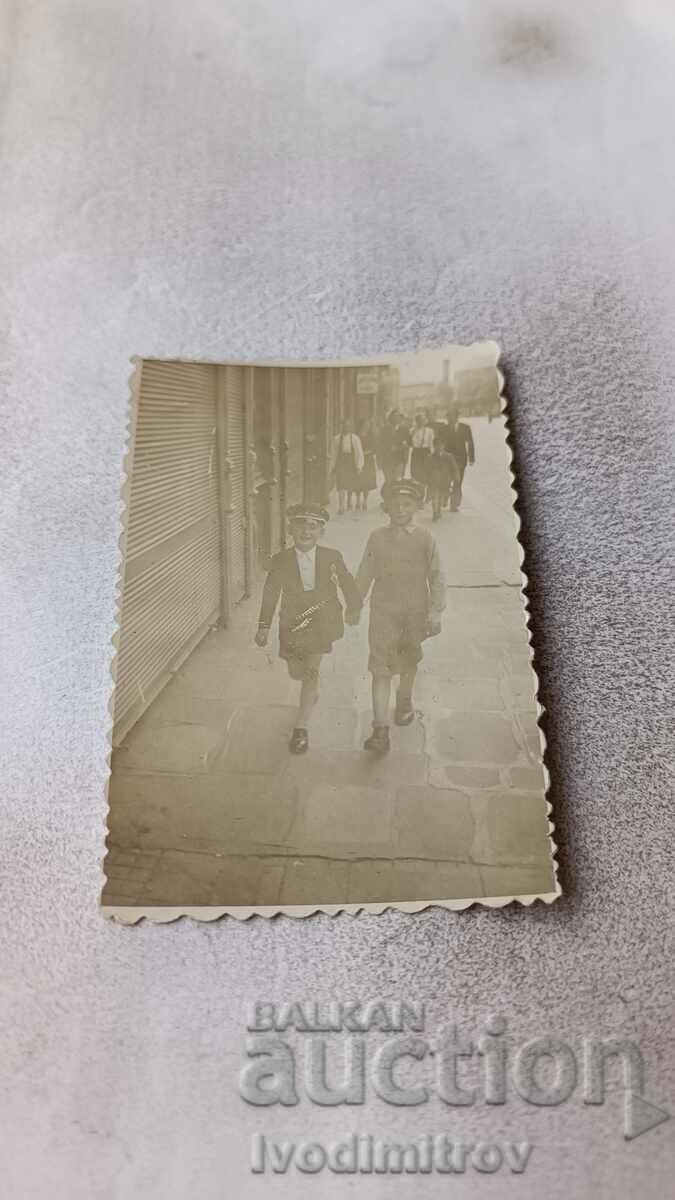 S. Sofia Doi băieți la plimbare pe strada Antim I 1937