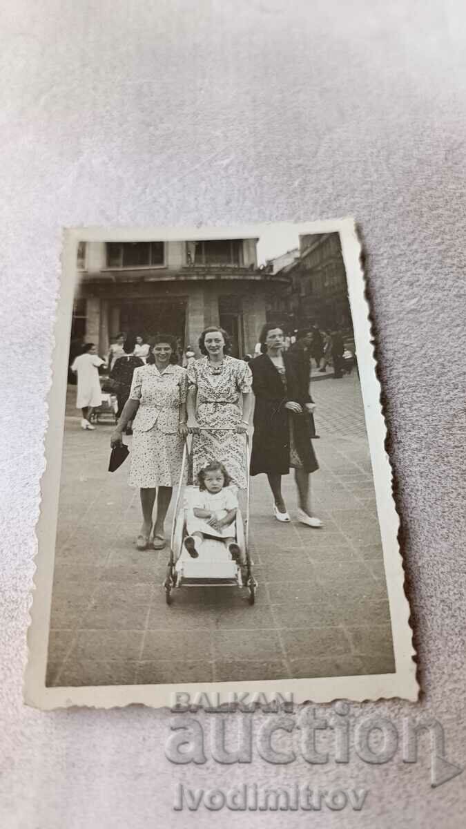 Снимка София Две жени и момиченце в ретро детска количка