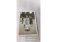 Снимка София Две жени и момиченце в ретро детска количка