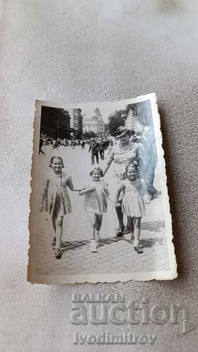Снимка София Жена и три малки момичета на разходка