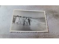 Снимка Дружба Жени на брега на морето 1962