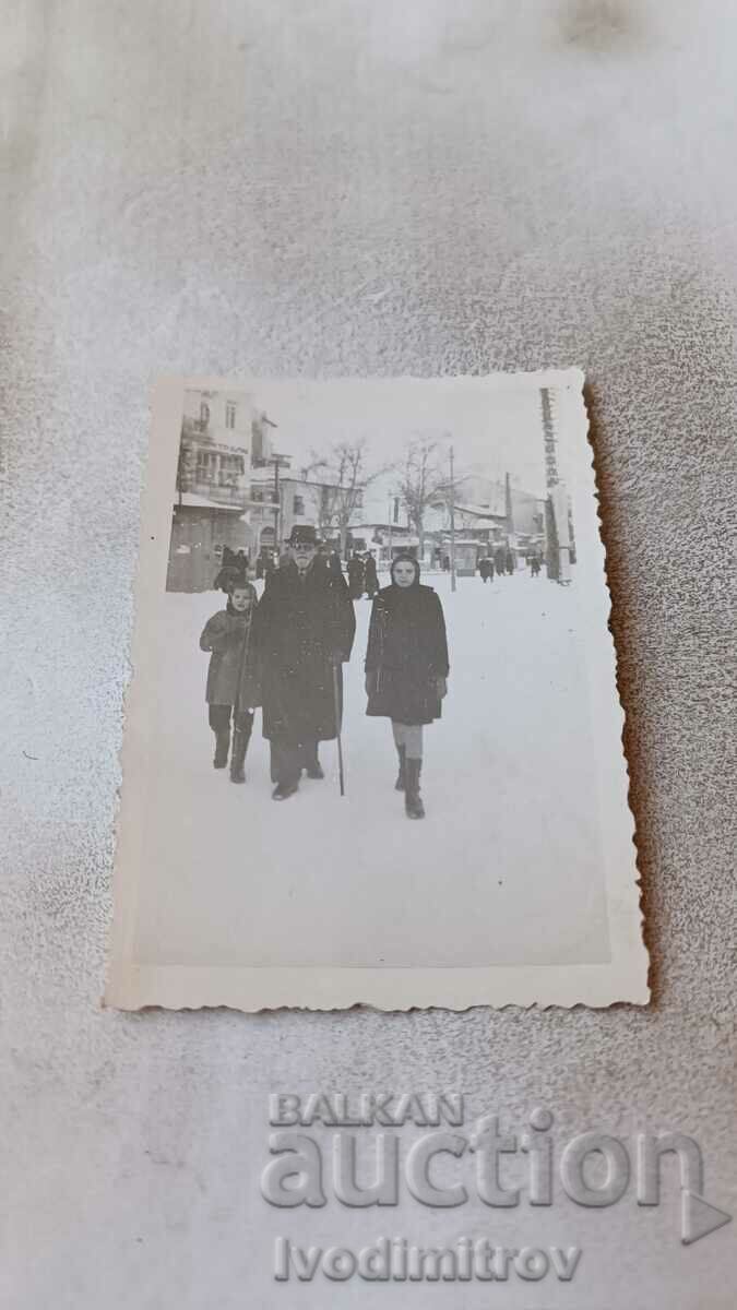 Fotografie Sofia Un bărbat cu un baston și două fete în iarna lui 1942