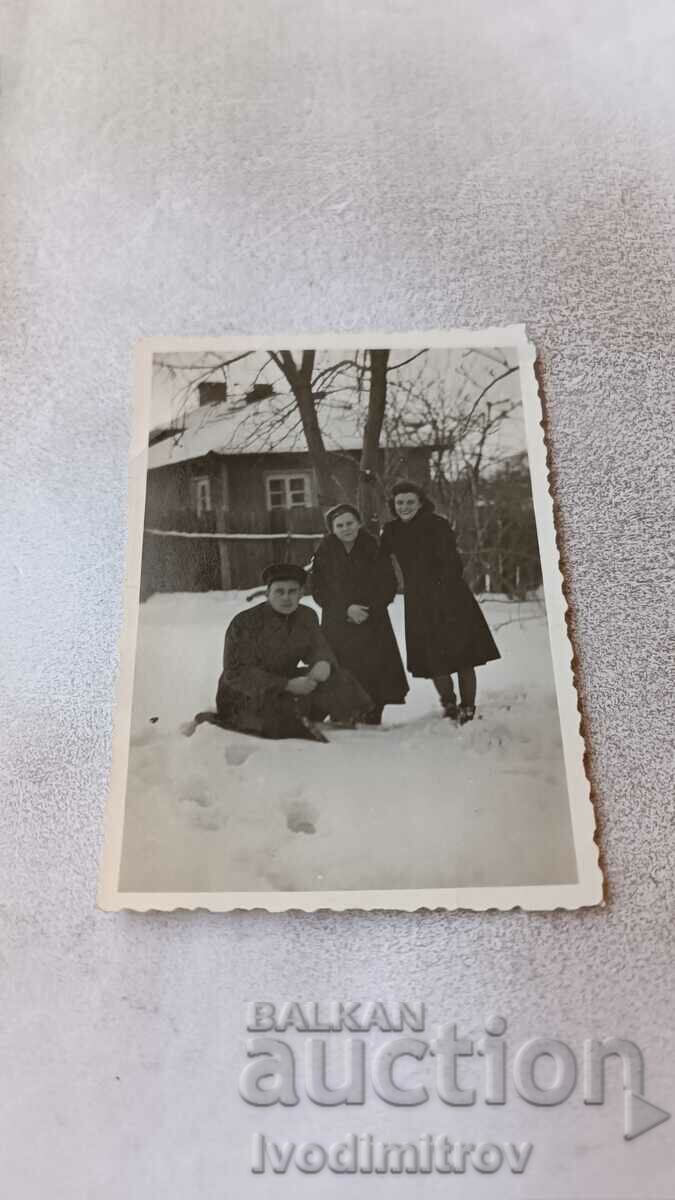 Снимка София Млад мъж и две жени през зимата 1947