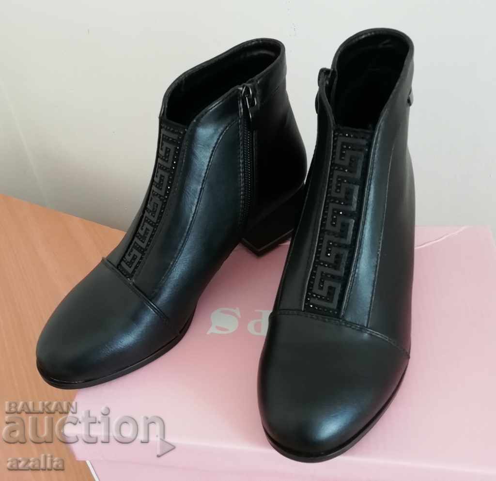 Women's boots, new, size 36