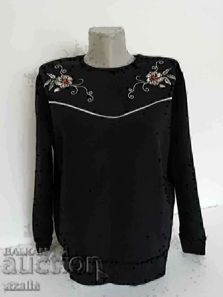 Bluză neagră matlasată cu două ornamente florale, mărimea M