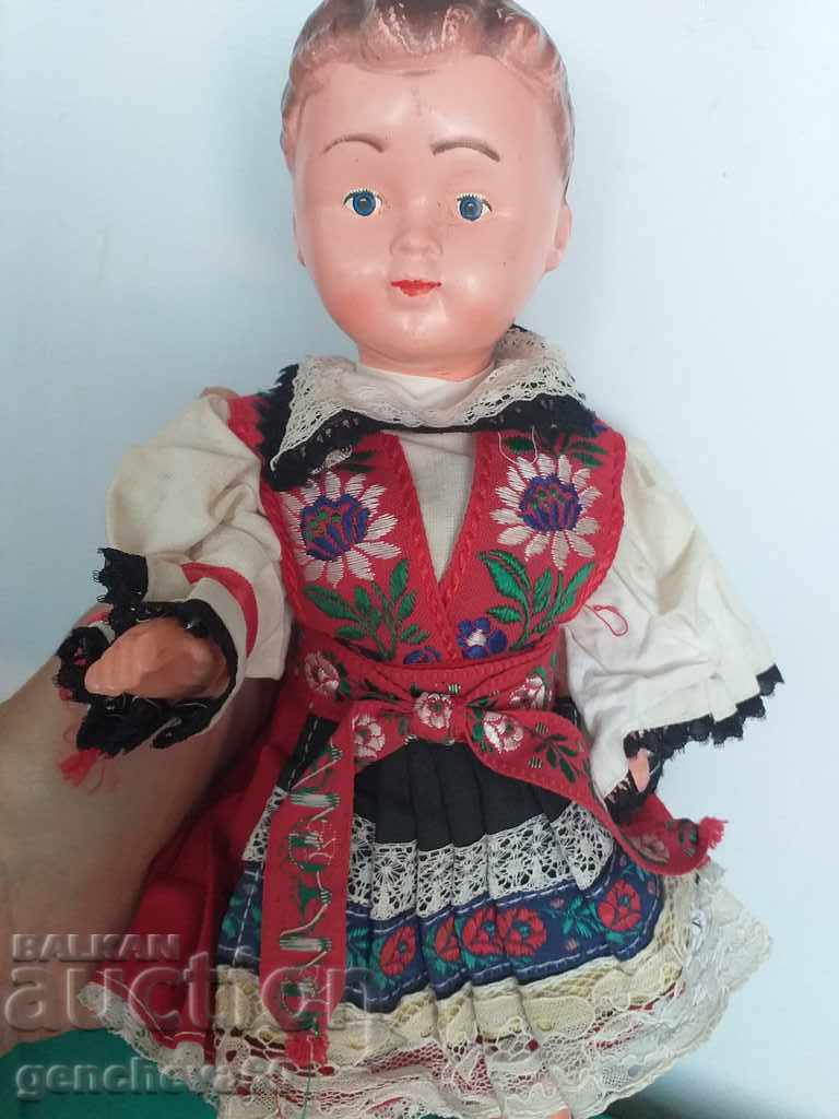 Păpușă veche cu costum popular / Cehoslovacia cu preț € 15.00 | 29.34 BGN