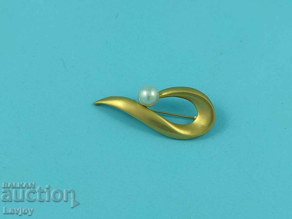 Auction Gilt old pearl brooch Auction Gilt old pearl brooch