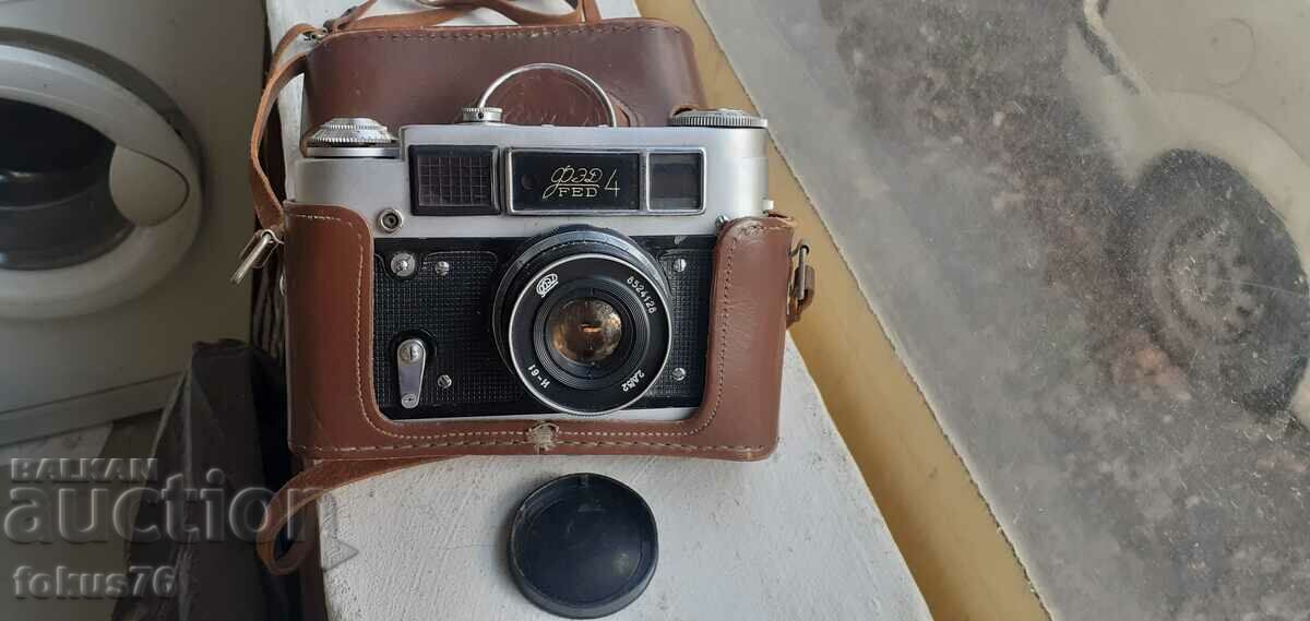 Παλιά μηχανική σοβιετική κάμερα Fed 4 με δερμάτινη θήκη