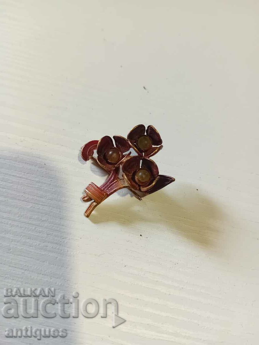 Auction Antique gold plated brooches Auction Antique gold plated brooches