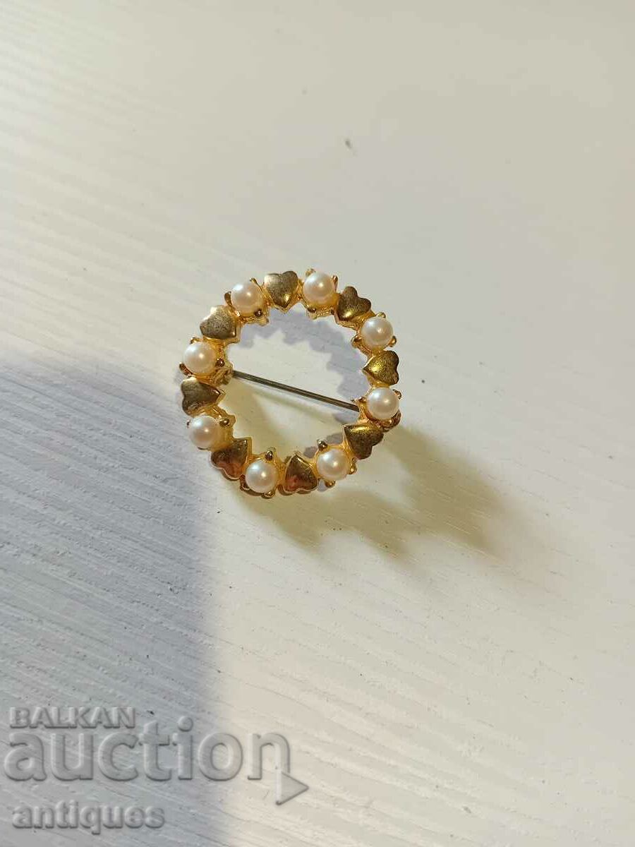 Delivery of Antique gold plated brooches Delivery of Antique gold plated brooches