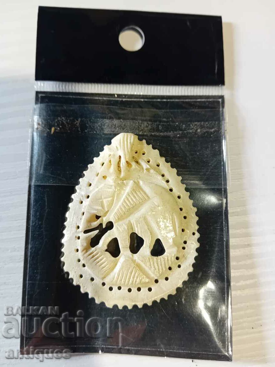 Auction Old medallion bone Auction Old medallion bone