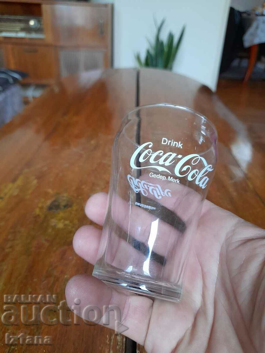 Un pahar vechi de Coca Cola, Coca Cola cu preț 22.00 BGN | € 11.25 Un pahar vechi de Coca Cola, Coca Cola cu preț 22.00 BGN | € 11.25